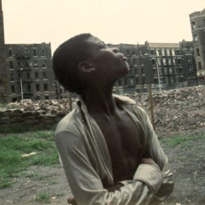 WilliamSarokin_SimpsonStreet_kidinbackyard